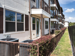 Alcove at Alamo Heights in San Antonio, TX - Building Photo - Building Photo