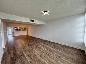 1703 Whitehall Dr in Davie, FL - Foto de edificio - Building Photo