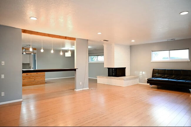 property at 7106 Shoshone Rd NE
