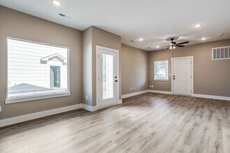 4312 N Sandplum St in Wichita, KS - Foto de edificio - Building Photo