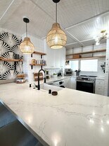 2421 Ala Wai Blvd in Honolulu, HI - Building Photo