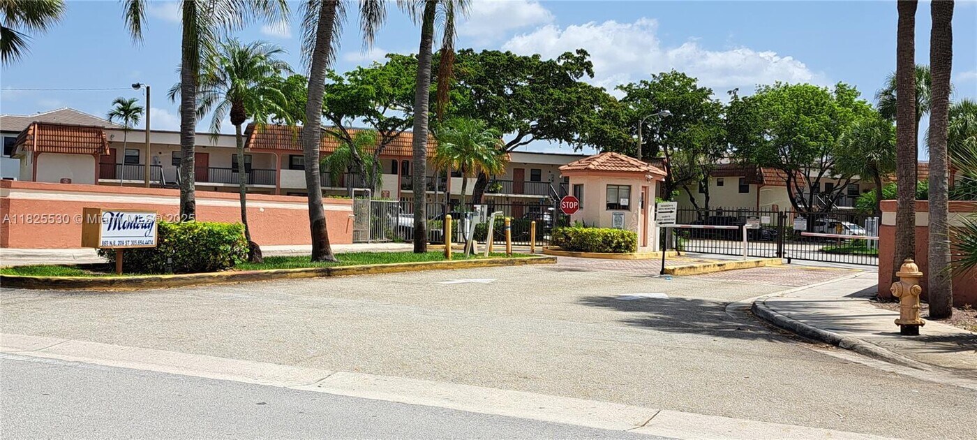 842 NE 209th St in Miami, FL - Foto de edificio