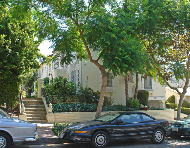 1224 N Flores St in West Hollywood, CA - Foto de edificio - Building Photo