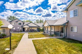 Pinewood Village Townhomes in Waukee, IA - Building Photo - Building Photo