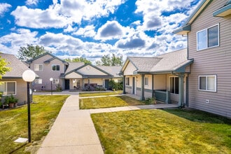 Pinewood Village Townhomes in Waukee, IA - Foto de edificio - Building Photo