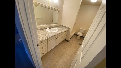 Del-View Apartments in Seattle, WA - Building Photo - Interior Photo