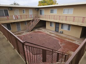 38521 5th St E in Palmdale, CA - Foto de edificio - Building Photo