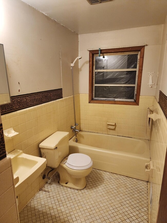 694 Mountain View Dr in Stone Mountain, GA - Building Photo - Building Photo