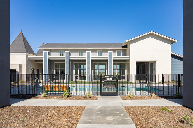 Valley Village Apartments in Huron, CA - Foto de edificio - Building Photo