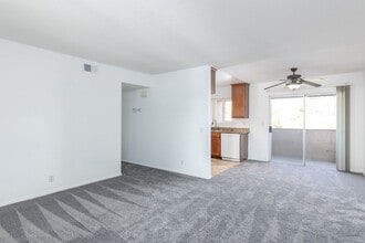 526 Calle Montecito in Oceanside, CA - Building Photo - Building Photo