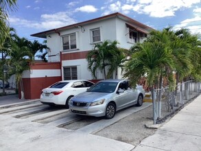 99 W 24th St in Hialeah, FL - Foto de edificio - Building Photo