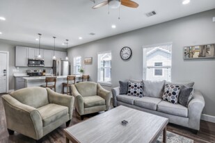 144 W 5th St in Kemah, TX - Building Photo