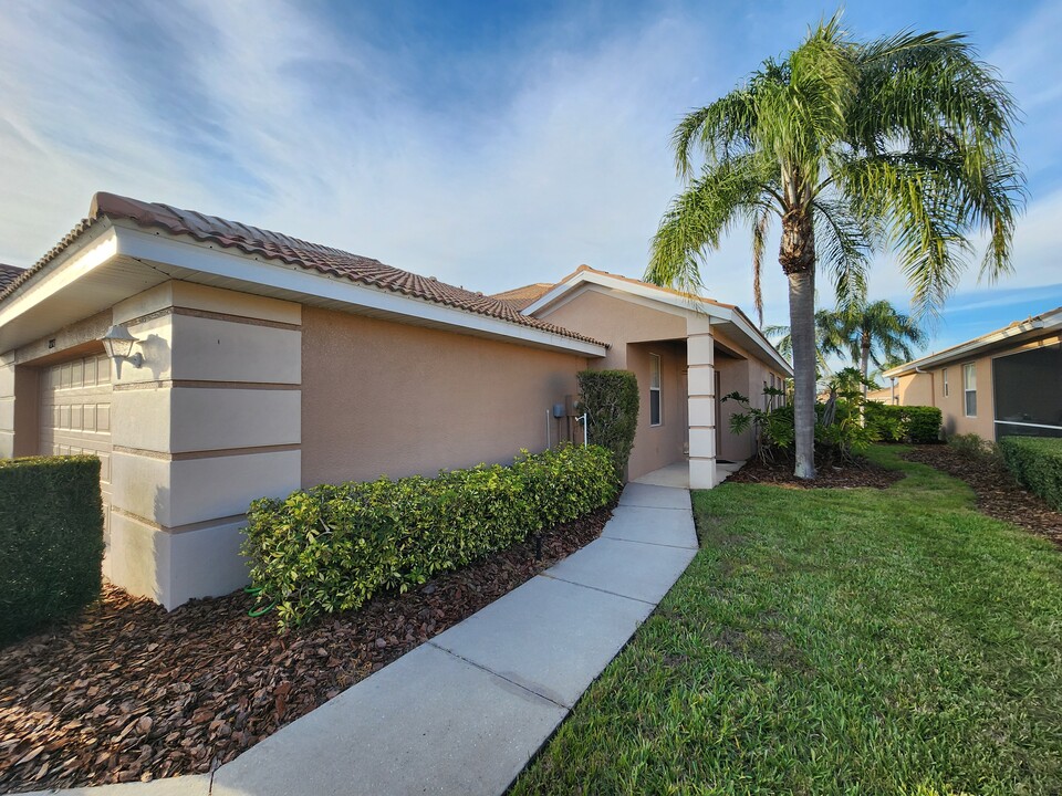 8323 Eagle Isles Pl in Bradenton, FL - Foto de edificio