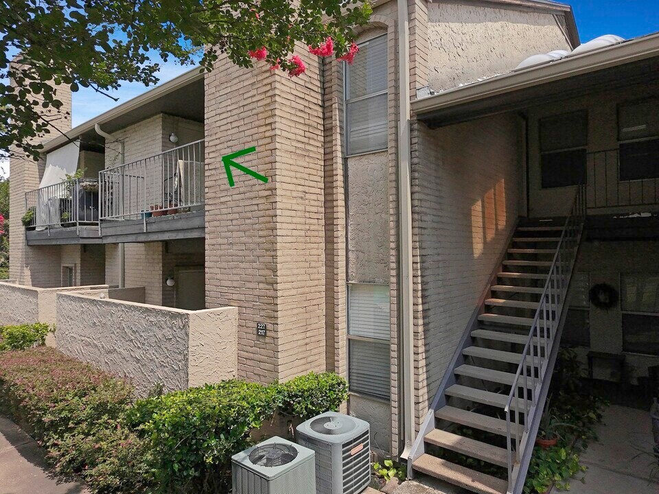 2021 Spenwick Dr in Houston, TX - Building Photo