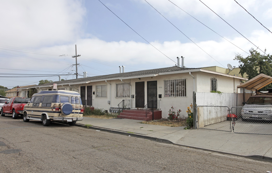 9200-9220 A St in Oakland, CA - Building Photo