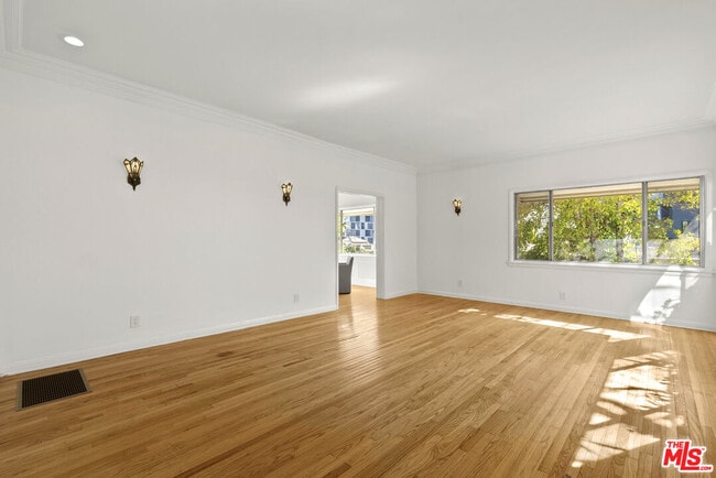 1326 Londonderry View Dr in Los Angeles, CA - Building Photo - Building Photo