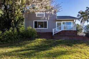 2119 E Crooked Lake Dr in Eustis, FL - Building Photo