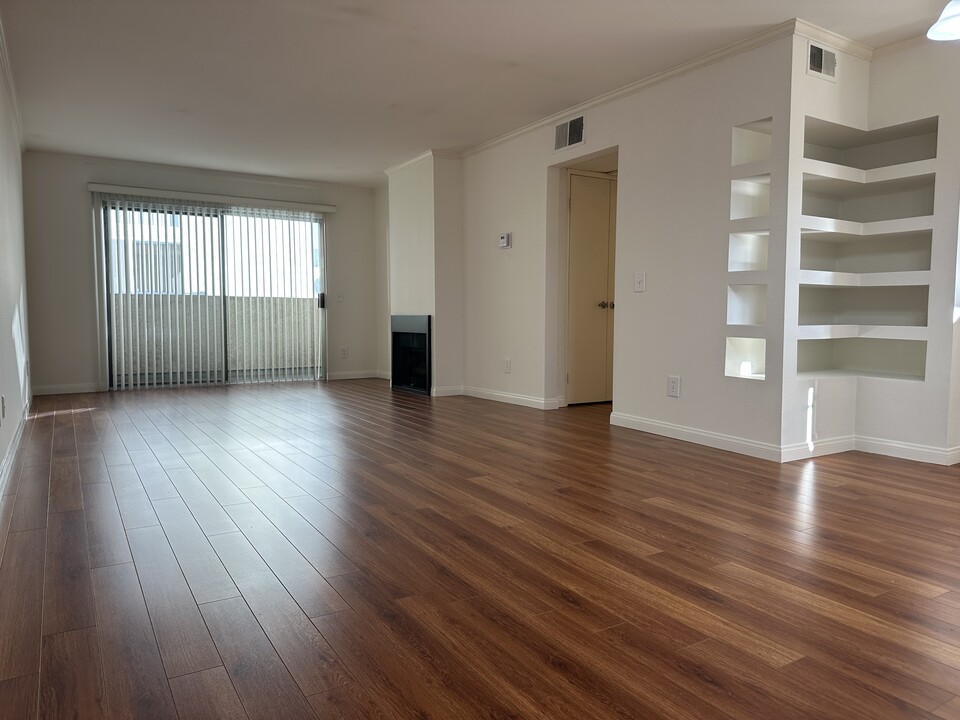 10825 Blix St, Unit #205 in North Hollywood, CA - Foto de edificio