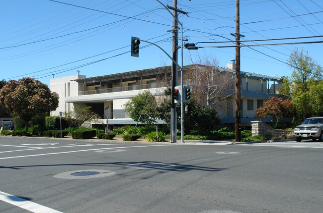 500 Peninsula Ave in Burlingame, CA - Foto de edificio - Building Photo