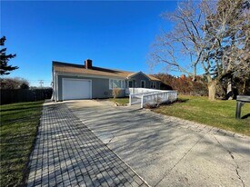 9 Wilson Rd in Middletown, RI - Building Photo