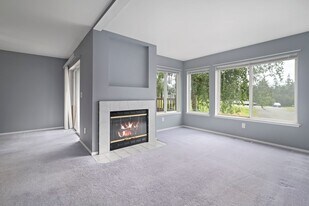 1250 SW Heller Rd in Oak Harbor, WA - Building Photo