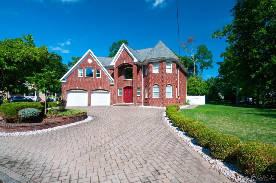 2 Miller Ave in East Brunswick, NJ - Building Photo