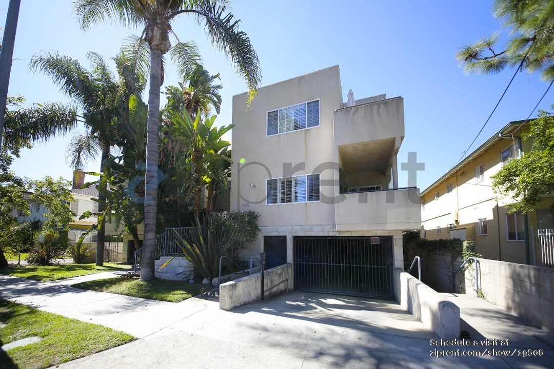 4915 Coldwater Canyon Ave in Los Angeles, CA - Building Photo