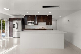 9370 W Flagler St in Miami, FL - Building Photo - Building Photo