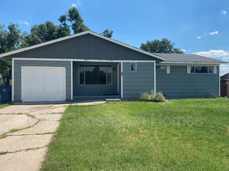60 Loch Lomond Ln in Pueblo, CO - Building Photo