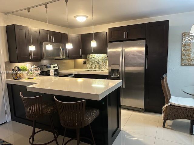 7230 Fairway Dr in Hialeah, FL - Building Photo