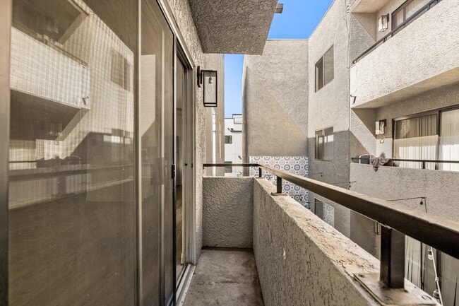 Victory Palms Apartments in North Hollywood, CA - Building Photo - Building Photo
