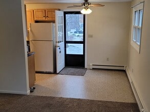16 Bucks Way, Unit 2 in Tiverton, RI - Foto de edificio - Building Photo