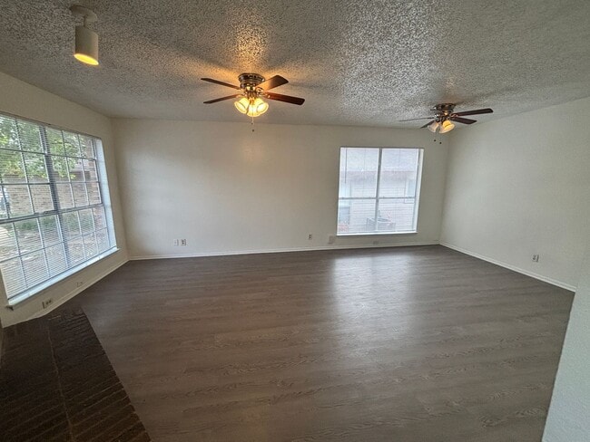 2105 Courtney St in Austin, TX - Building Photo - Building Photo