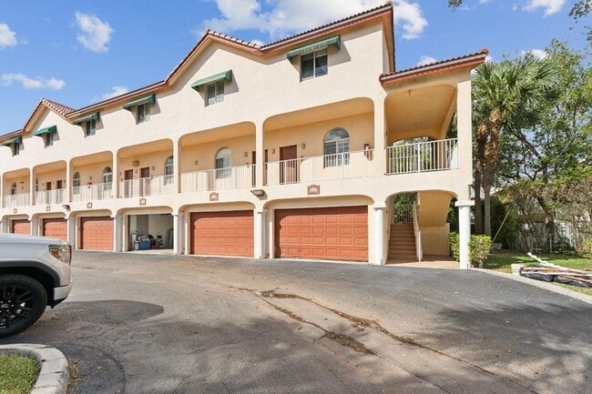 2469 NE 14th St in Pompano Beach, FL - Building Photo - Building Photo