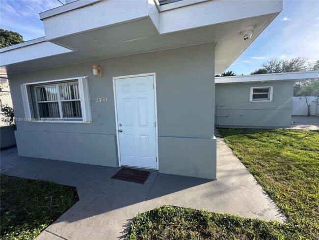 2430 NW 26th St in Miami, FL - Building Photo - Building Photo