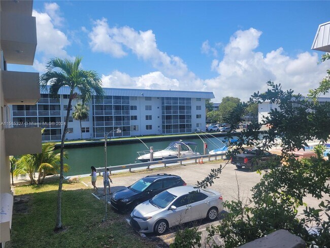 3860 NE 170th St-Unit -206 in North Miami Beach, FL - Building Photo - Building Photo
