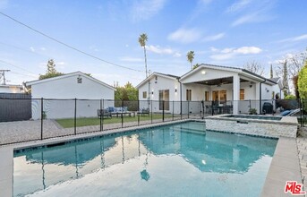 19148 W Oxnard St in Los Angeles, CA - Building Photo - Building Photo