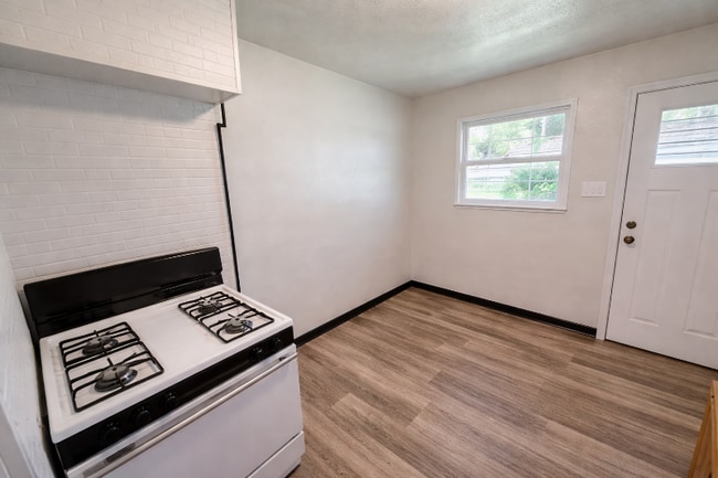 510 E Pittsburgh McKeesport Blvd, Unit 1 in North Versailles, PA - Foto de edificio - Building Photo