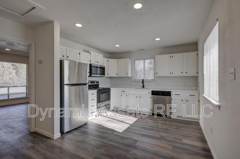 1902 John F Kennedy St in Pittsburg, KS - Building Photo