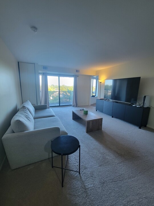 5450 Astor Ln, Unit 405 in Rolling Meadows, IL - Foto de edificio