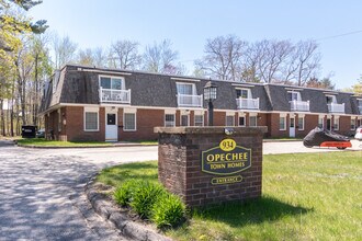 934 N Main St, Unit 13 in Laconia, NH - Foto de edificio - Building Photo