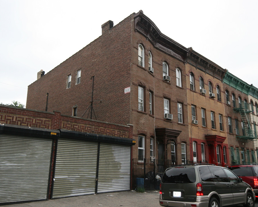 150 Grove St in Brooklyn, NY - Building Photo