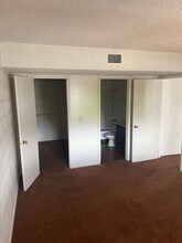 555 S Royal Crest Cir in Las Vegas, NV - Building Photo - Building Photo