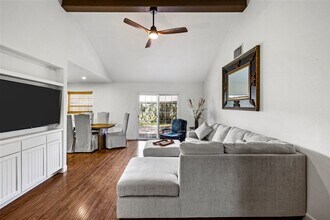 2512 Azalea Ct in Galveston, TX - Foto de edificio - Building Photo