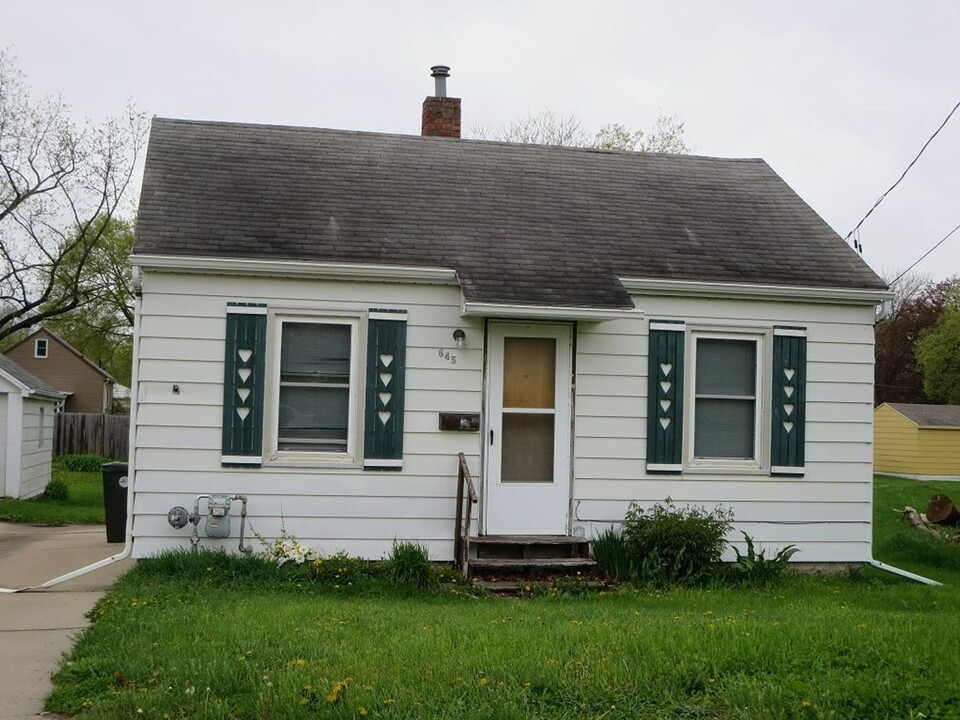 645 Wyoming St in Waterloo, IA - Building Photo