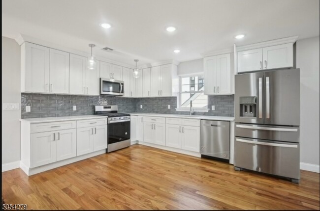 81 N Grove St in East Orange, NJ - Building Photo - Building Photo