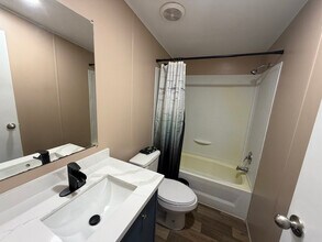 6939 N Farm to Market 331 Rd in Bellville, TX - Foto de edificio - Building Photo