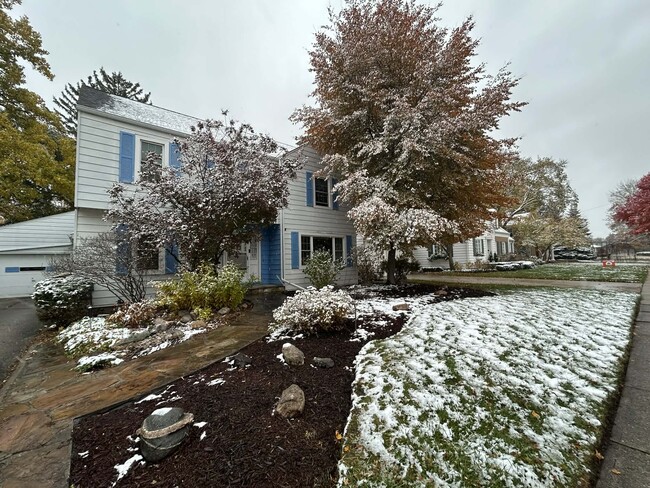 property at 1009 S Kinney Ave