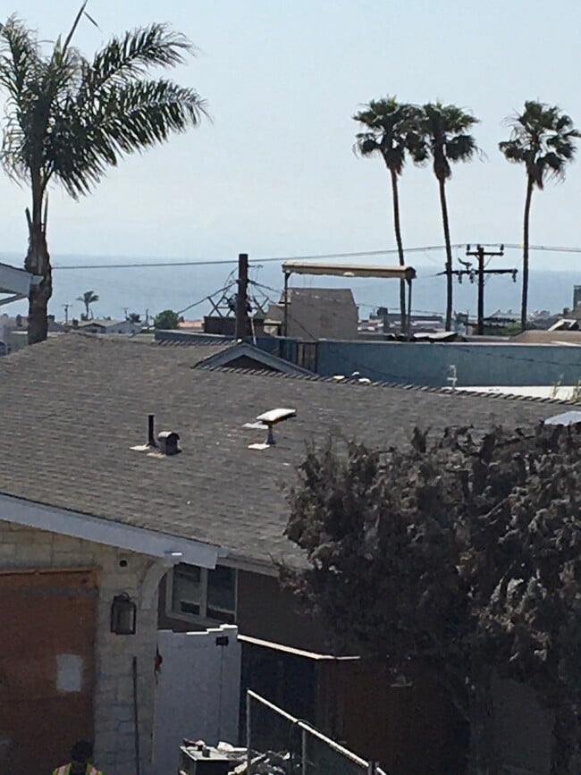 1834 Rhodes St in Hermosa Beach, CA - Foto de edificio - Building Photo