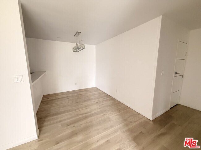 4900 Overland Ave in Culver City, CA - Building Photo - Building Photo